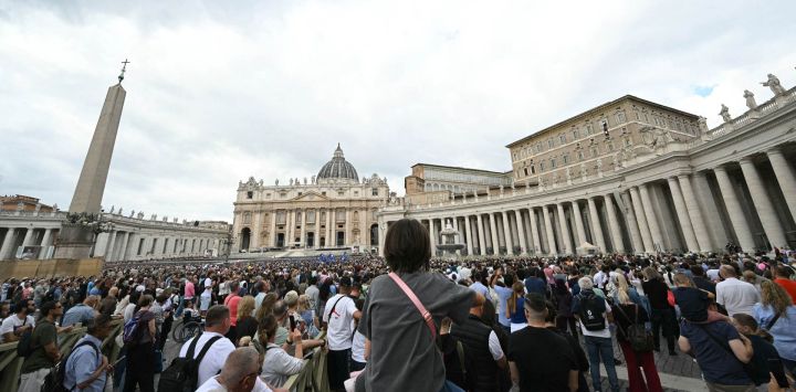 Una vista general muestra a la multitud mientras el Papa León XIV se encuentra en la ventana del palacio apostólico, con vistas a la plaza de San Pedro, durante el rezo del Ángelus, un día después de su regreso al Vaticano tras una intervención quirúrgica para extirpar un tumor canceroso en su pulmón derecho.