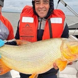 El momento más destacado de la jornada llegó con la captura de un ejemplar de dorado de 100 cm de longitud y 15,200 kg de peso, una pieza que se convirtió en la gran protagonista de la competencia. 