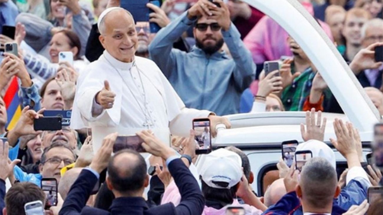 El papa León XIV recorrió la Plaza San Pedro con el Papamóvil y encabeza la audiencia general.