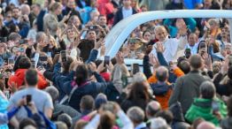 El papa León XIV recorrió la Plaza San Pedro con el Papamóvil y encabeza la audiencia general.