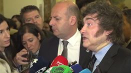 Milei le contesta, agraviando, a Julia Molina (que se ve cortada, a la izquierda de la foto): "Corta intelectualmente y miserable política...".