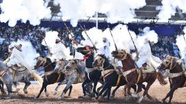 Imagen de una escena durante la Tbourida, una exhibición ecuestre marroquí, en el 17° Salón del Caballo de El Jadida, en El Jadida, Marruecos. La Tbourida es una exhibición ecuestre marroquí que se remonta al siglo XVI. En 2021 fue inscrita en la Lista Representativa del Patrimonio Cultural Inmaterial de la Humanidad de la UNESCO.