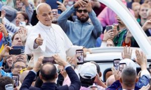El papa León XIV recorrió la Plaza San Pedro con el Papamóvil y encabeza la audiencia general.