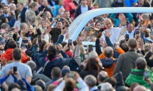 El papa León XIV recorrió la Plaza San Pedro con el Papamóvil y encabeza la audiencia general.