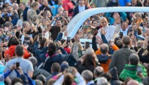 El papa León XIV recorrió la Plaza San Pedro con el Papamóvil y encabeza la audiencia general.