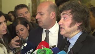 Milei le contesta, agraviando, a Julia Molina (que se ve cortada, a la izquierda de la foto): "Corta intelectualmente y miserable política...".