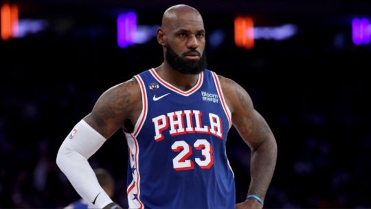 LeBron James debutó en los Sixers e inició una nueva temporada de NBA amargando la fiesta de los Knicks
