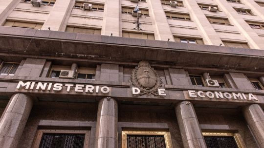 Argentina’s bond sell-off blindsides bulls as election fears grow
