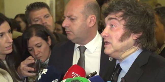 Milei le contesta, agraviando, a Julia Molina (que se ve cortada, a la izquierda de la foto): "Corta intelectualmente y miserable política...".