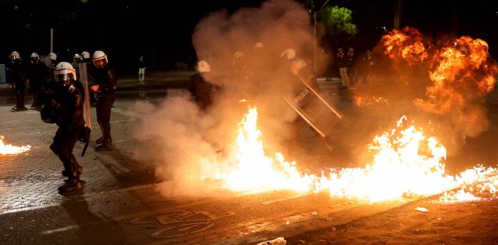Agentes de la policía antidisturbios albanesa se alejan de cócteles molotov en llamas durante una manifestación antigubernamental en el centro de Tirana, tras una semana de violentas protestas contra el gobierno. El 20 de octubre de 2026, el primer ministro albanés, Edi Rama, atribuyó la agitación en su país a una "guerra híbrida", después de una semana de violentas manifestaciones antigubernamentales en las que se exigían mejores condiciones universitarias, se expresaba indignación por la corrupción y se renovaban las peticiones de dimisión del primer ministro.
