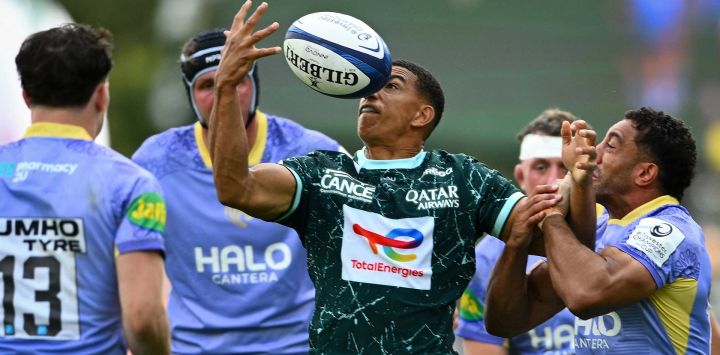 El jugador francés del Pau, Aaron Grandidier (centro), atrapa la pelota durante el partido de la primera jornada de la fase de grupos de la European Rugby Champions Cup entre la Section Paloise y los Leicester Tigers, disputado en el Stade du Hameau, en Pau, suroeste de Francia.
