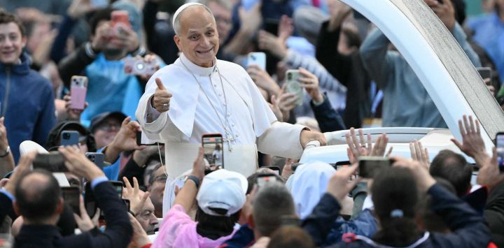 El Papa León XIV saluda a la multitud durante la audiencia general semanal en la Plaza de San Pedro, en el Vaticano.