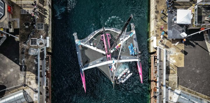 Esta fotografía aérea muestra al patrón francés Erwan Le Draoulec, a bordo de su multicasco "Lazare X Hellio" (clase Ocean Fifty), llegando al puerto de Saint-Malo, pocos días antes del inicio de la regata en solitario "Route du Rhum - Destination Guadeloupe" —que une Saint-Malo con Pointe-à-Pitre— en Saint-Malo, en el oeste de Francia.