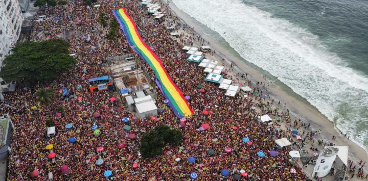 Esta vista aérea muestra a personas que asisten al "Acto Musical por la Democracia", un concierto celebrado en defensa de la democracia en la playa de Copacabana, en Río de Janeiro, Brasil, una semana antes de la segunda vuelta de las elecciones presidenciales.
