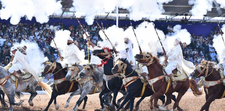 Imagen de una escena durante la Tbourida, una exhibición ecuestre marroquí, en el 17° Salón del Caballo de El Jadida, en El Jadida, Marruecos. La Tbourida es una exhibición ecuestre marroquí que se remonta al siglo XVI. En 2021 fue inscrita en la Lista Representativa del Patrimonio Cultural Inmaterial de la Humanidad de la UNESCO.