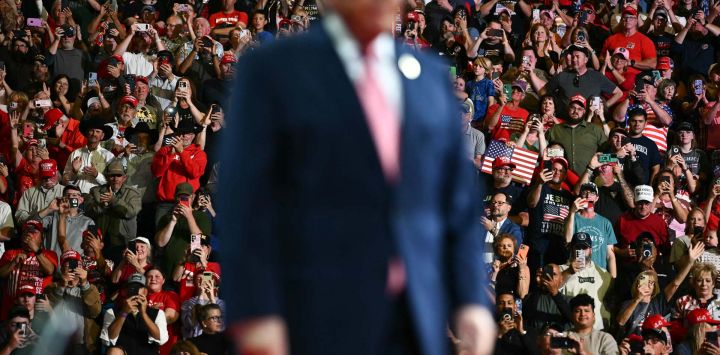 Los asistentes vitorean a su llegada al presidente de Estados Unidos, Donald Trump, quien acude a intervenir en un mitin de campaña en el Heartland Credit Union Arena, en Park City, Kansas.