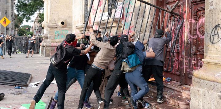 Manifestantes lanzan una valla hacia el Palacio de Gobierno de Jalisco durante una protesta por la crisis hídrica en Guadalajara, estado de Jalisco, México.
