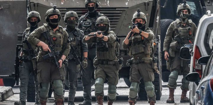 Soldados y guardias fronterizos israelíes toman posiciones en el exterior del Hospital Gubernamental de Ramala durante una incursión en Ramala, en Cisjordania, territorio ocupado por Israel.