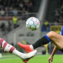 El centrocampista italiano del Inter de Milán, Nicolo Barella, disputa la pelota con el delantero brasileño del Shakhtar Donetsk, Kauã Elias, durante el partido de la tercera jornada de la primera fase de la Liga de Campeones de la UEFA entre el Inter de Milán y el Shakhtar Donetsk, en el estadio de San Siro, en Milán. | Foto:STEFANO RELLANDINI / AFP