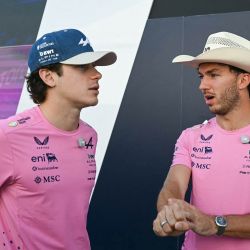 El piloto argentino de Alpine, Franco Colapinto, conversa con el piloto francés de Alpine, Pierre Gasly, en el paddock antes del Gran Premio de Estados Unidos de Fórmula 1, en el Circuito de las Américas en Austin, Texas. El Gran Premio de Estados Unidos tendrá lugar el domingo 25 de octubre. | Foto:RONALDO SCHEMIDT / AFP