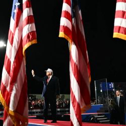 El presidente de EE. UU., Donald Trump, saluda con la mano mientras abandona el escenario tras intervenir en un mitin de campaña para las elecciones de mitad de mandato en el aeropuerto Pitt-Greenville, en Greenville, Carolina del Norte. | Foto:Kent Nishimura / AFP