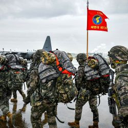 Esta fotografía, facilitada por el Ministerio de Defensa de Corea del Sur, muestra a infantes de marina surcoreanos embarcando en un avión de transporte C-130 para un refuerzo aéreo durante un ejercicio integral de defensa insular, en una base aérea no revelada de Corea del Sur. | Foto:Handout / Ministerio de Defensa de Corea del Sur / AFP
