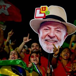 Partidarios del presidente de Brasil, Luiz Inácio Lula da Silva, asisten al "Acto Musical por la Democracia" —un concierto celebrado en defensa de la democracia— en la playa de Copacabana, en Río de Janeiro, Brasil. | Foto:PABLO PORCIUNCULA / AFP