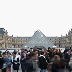 Turistas se reúnen frente al Museo del Louvre, en París, Francia. | Foto:Xinhua/Wu Huiwo