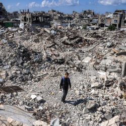 Un niño camina sobre los escombros de edificios derrumbados en el campo de refugiados palestinos de Jabalia, en el norte de la Franja de Gaza. El Programa Mundial de Alimentos anunció que pondrá fin a la ayuda mensual que recibían 500.000 personas en Gaza debido a la falta de fondos, a pesar de las necesidades acuciantes en este territorio palestino azotado por la guerra. | Foto:Bashar Taleb / AFP