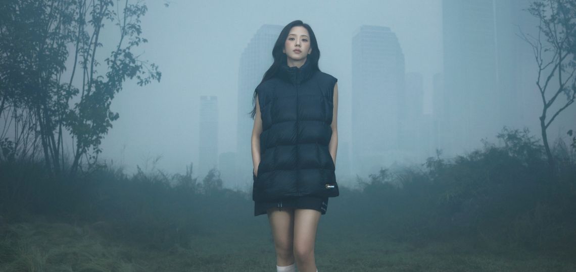 Jisoo de BLACKPINK y el gorpcore: la tendencia que lleva las zapatillas outdoor a la ciudad