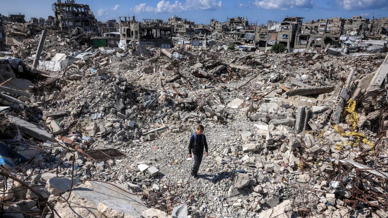Un niño camina sobre los escombros de edificios derrumbados en el campo de refugiados palestinos de Jabalia, en el norte de la Franja de Gaza. El Programa Mundial de Alimentos anunció que pondrá fin a la ayuda mensual que recibían 500.000 personas en Gaza debido a la falta de fondos, a pesar de las necesidades acuciantes en este territorio palestino azotado por la guerra. | Foto:Bashar Taleb / AFP