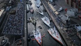 Esta fotografía aérea muestra a monocascos de la clase Imoca en el puerto de Saint-Malo, en el noroeste de Francia, pocos días antes del inicio de la regata en solitario "Route du Rhum", que parte de Saint-Malo con destino a Pointe-à-Pitre, en la isla francesa de Guadalupe.