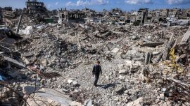 Un niño camina sobre los escombros de edificios derrumbados en el campo de refugiados palestinos de Jabalia, en el norte de la Franja de Gaza. El Programa Mundial de Alimentos anunció que pondrá fin a la ayuda mensual que recibían 500.000 personas en Gaza debido a la falta de fondos, a pesar de las necesidades acuciantes en este territorio palestino azotado por la guerra.