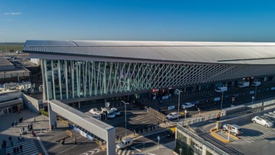 Ezeiza reduce su operación durante 18 días por obras a partir de este domingo: 14 aerolíneas suspenden vuelos