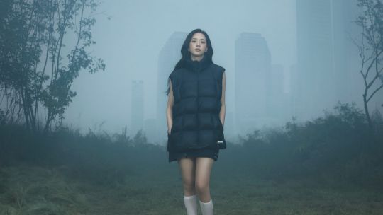 Jisoo de BLACKPINK y el gorpcore: la tendencia que lleva las zapatillas outdoor a la ciudad