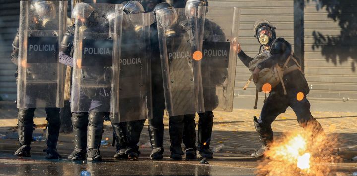 Agentes de la policía antidisturbios de Albania hacen gestos durante una manifestación antigubernamental en el centro de Tirana, tras una semana de violentas protestas contra el gobierno. El primer ministro albanés atribuyó la inestabilidad en su país a una "guerra híbrida", después de una semana de violentas manifestaciones antigubernamentales en Tirana. Los manifestantes se han enfrentado en repetidas ocasiones a la policía a medida que se intensifican meses de protestas, impulsadas por nuevas exigencias de mejores condiciones universitarias, el descontento ante la corrupción y renovadas peticiones de dimisión del primer ministro.