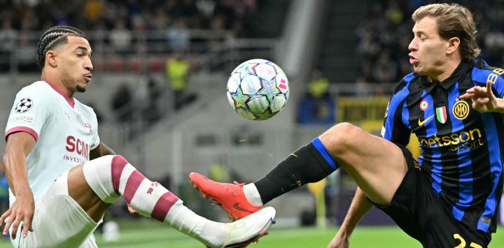 El centrocampista italiano del Inter de Milán, Nicolo Barella, disputa la pelota con el delantero brasileño del Shakhtar Donetsk, Kauã Elias, durante el partido de la tercera jornada de la primera fase de la Liga de Campeones de la UEFA entre el Inter de Milán y el Shakhtar Donetsk, en el estadio de San Siro, en Milán.