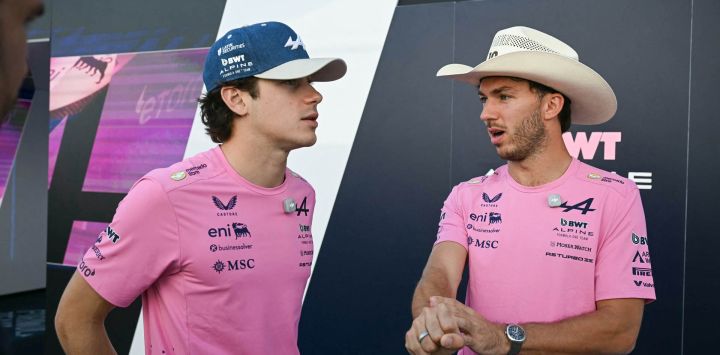El piloto argentino de Alpine, Franco Colapinto, conversa con el piloto francés de Alpine, Pierre Gasly, en el paddock antes del Gran Premio de Estados Unidos de Fórmula 1, en el Circuito de las Américas en Austin, Texas. El Gran Premio de Estados Unidos tendrá lugar el domingo 25 de octubre.