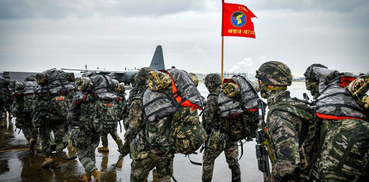 Esta fotografía, facilitada por el Ministerio de Defensa de Corea del Sur, muestra a infantes de marina surcoreanos embarcando en un avión de transporte C-130 para un refuerzo aéreo durante un ejercicio integral de defensa insular, en una base aérea no revelada de Corea del Sur.