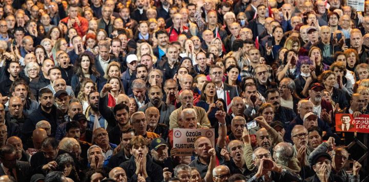Manifestantes y simpatizantes del Yeni Party (Nuevo Partido) se reúnen durante una concentración en la sede de Halk TV —canal afín a la oposición— en Estambul. Según informó un colega, la policía turca detuvo a un periodista del sitio web de Halk TV —el canal de noticias más visto de Turquía— debido a su cobertura sobre un extenso escándalo relacionado con un fondo de inversión. Esta acción se produjo un día después de que la policía irrumpiera en la sede de Halk TV en Estambul, sacara al canal del aire e instalara a un administrador designado por el Estado.