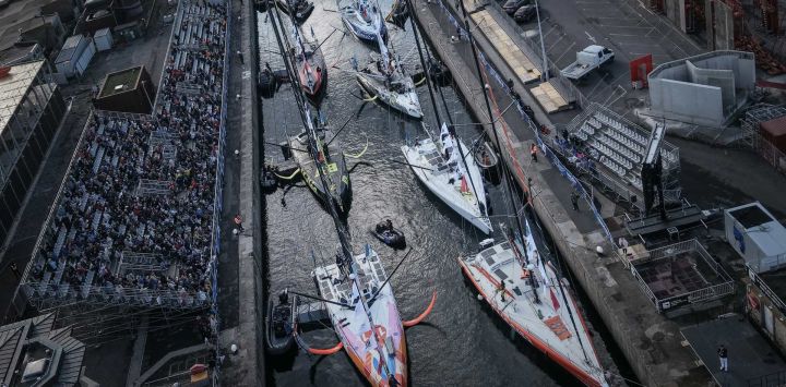 Esta fotografía aérea muestra a monocascos de la clase Imoca en el puerto de Saint-Malo, en el noroeste de Francia, pocos días antes del inicio de la regata en solitario "Route du Rhum", que parte de Saint-Malo con destino a Pointe-à-Pitre, en la isla francesa de Guadalupe.