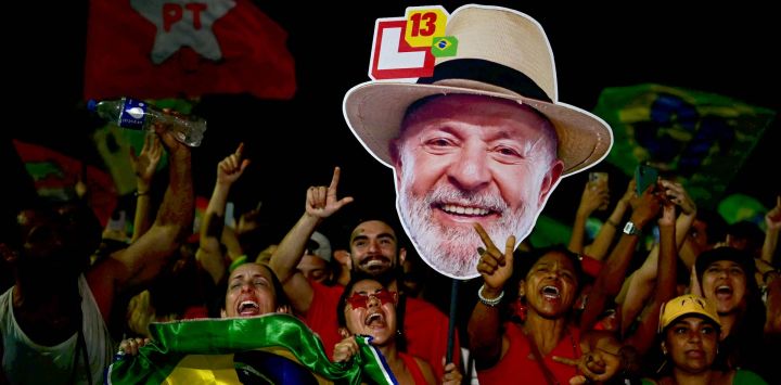 Partidarios del presidente de Brasil, Luiz Inácio Lula da Silva, asisten al "Acto Musical por la Democracia" —un concierto celebrado en defensa de la democracia— en la playa de Copacabana, en Río de Janeiro, Brasil.