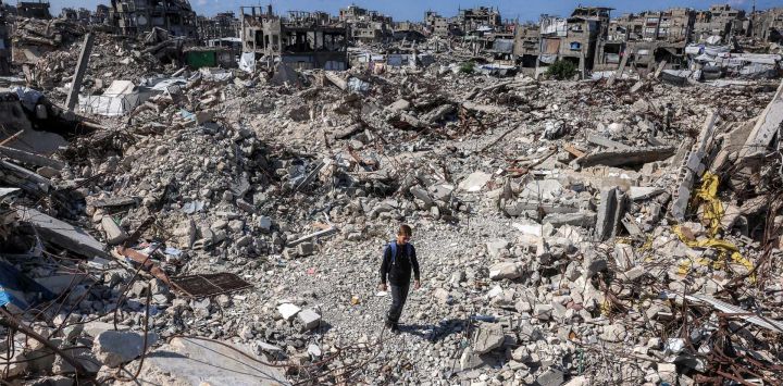 Un niño camina sobre los escombros de edificios derrumbados en el campo de refugiados palestinos de Jabalia, en el norte de la Franja de Gaza. El Programa Mundial de Alimentos anunció que pondrá fin a la ayuda mensual que recibían 500.000 personas en Gaza debido a la falta de fondos, a pesar de las necesidades acuciantes en este territorio palestino azotado por la guerra.