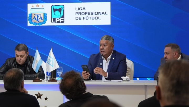 Chiqui Tapia presidiendo el Comité Ejecutivo de AFA