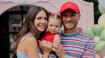 Ailén Cova y Alexis Mac Allister junto a su hija Alaia