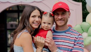 Ailén Cova y Alexis Mac Allister junto a su hija Alaia