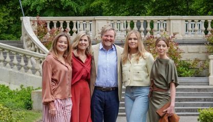Máxima de Holanda y el rey Guillermo junto a sus hijas