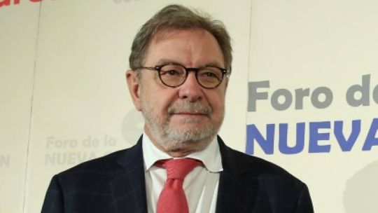 Juan Luis Cebrián: “Pedro Sánchez es un kirchnerista extremo, la agresividad de Milei lo beneficia”
