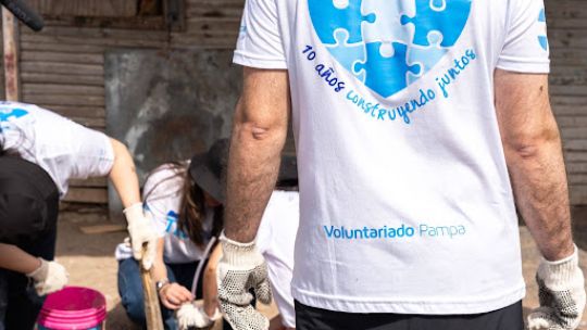 Cómo es la iniciativa de Pampa Energía y TECHO que cumplió 10 años de voluntariado y suma más de 102.000 horas de trabajo comunitario