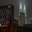 Fotogaleria Unas mujeres están sentadas en un bar en una azotea frente a las Torres Gemelas Petronas en Kuala Lumpur, mientras el país sigue envuelto en una bruma causada por incendios en Indonesia